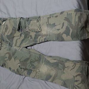 Boys camo wranglers size 12 husky. Has the adjustable waist band.